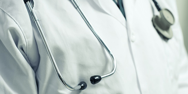 Médico con estetoscopio